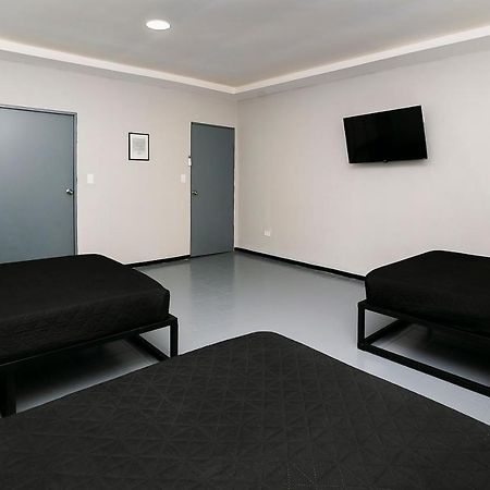 Отель Adhoc Plaza Монтеррей Экстерьер фото